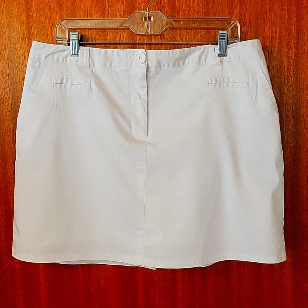 Attyre White Size 16 Skort
